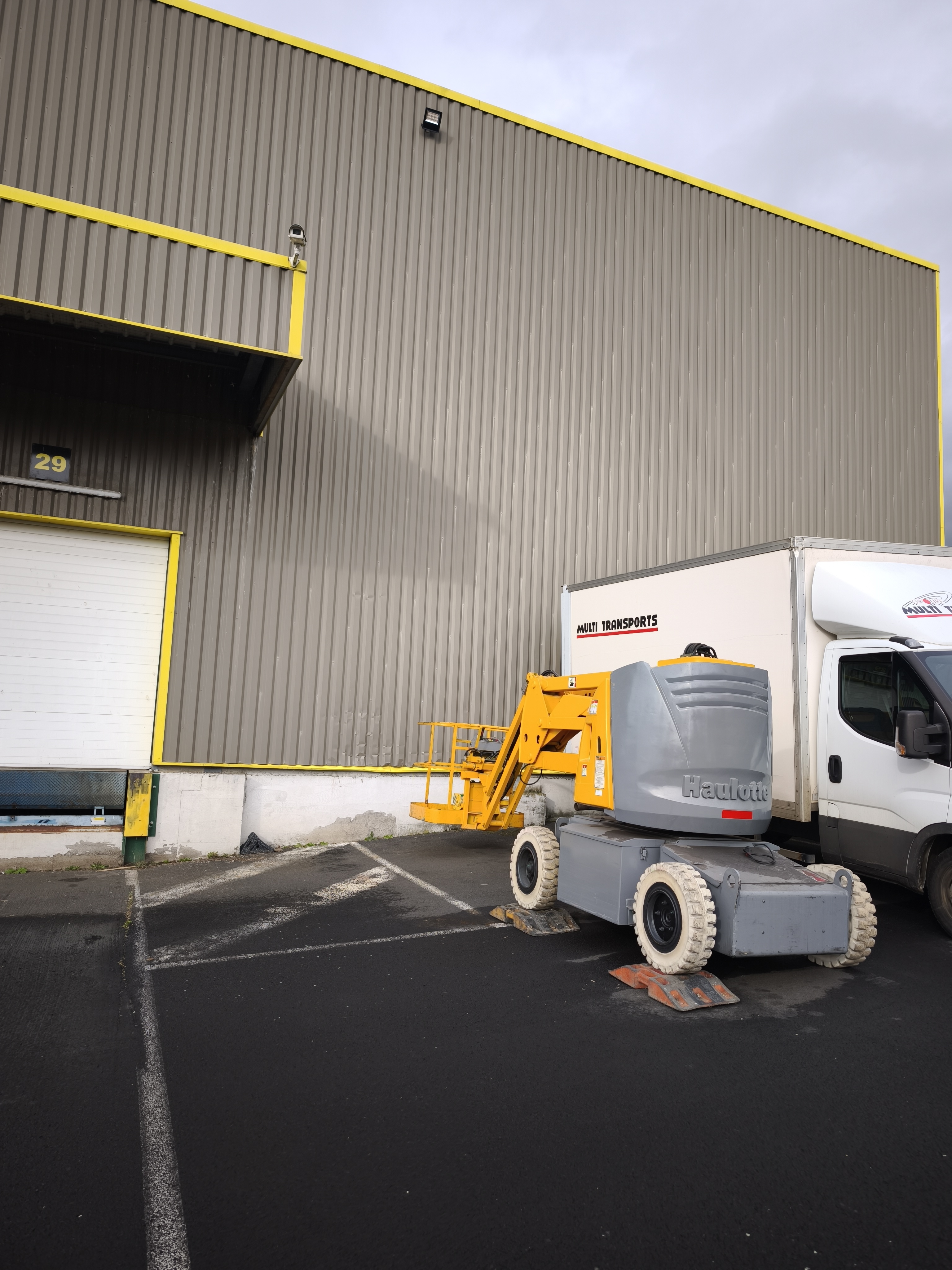 Remplacement projecteur batiment stockage Blavozy 43